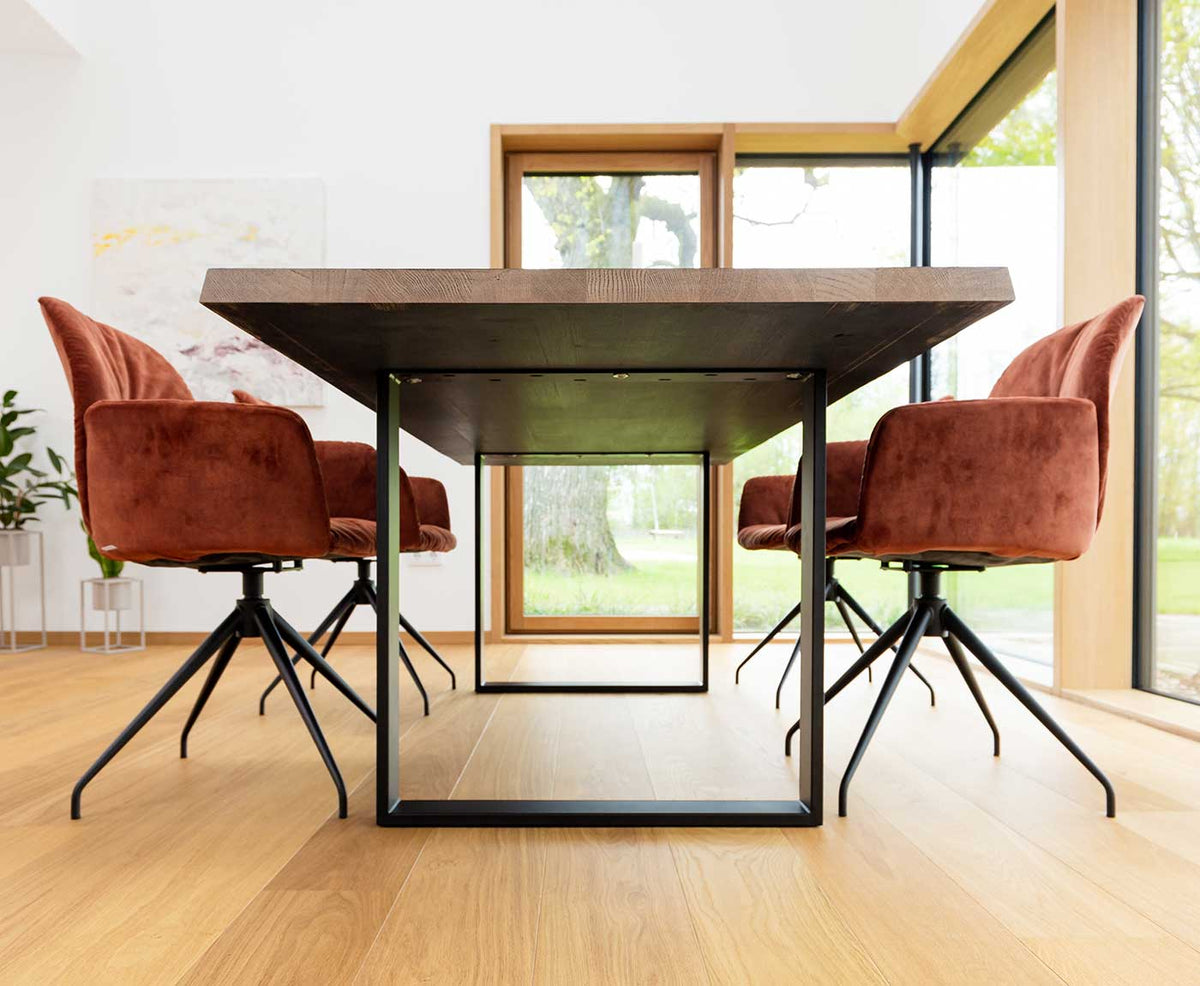 Tischbeine und Tischplatte von unten mit roten Stühlen