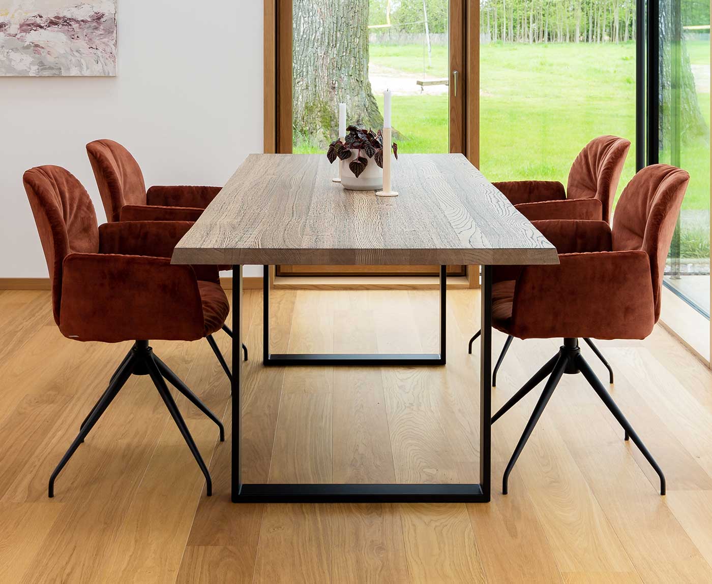 Tischplatte Altholz aus Eiche mit roten Stühlen