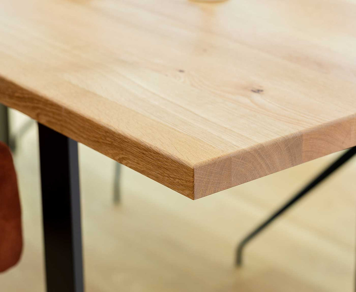 Detailansicht des Holzes der Tischplatte