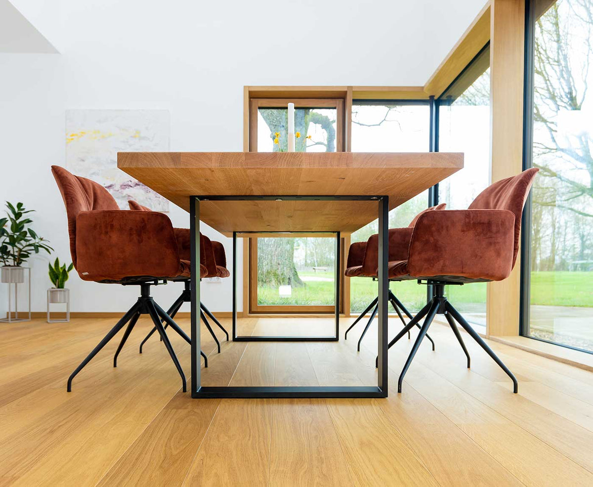 Tischplatte nach Maß von unten mit Gestell und Stühlen