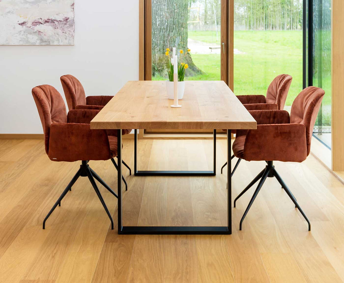 Tischplatte Eiche Astig von vorne mit roten Stühlen