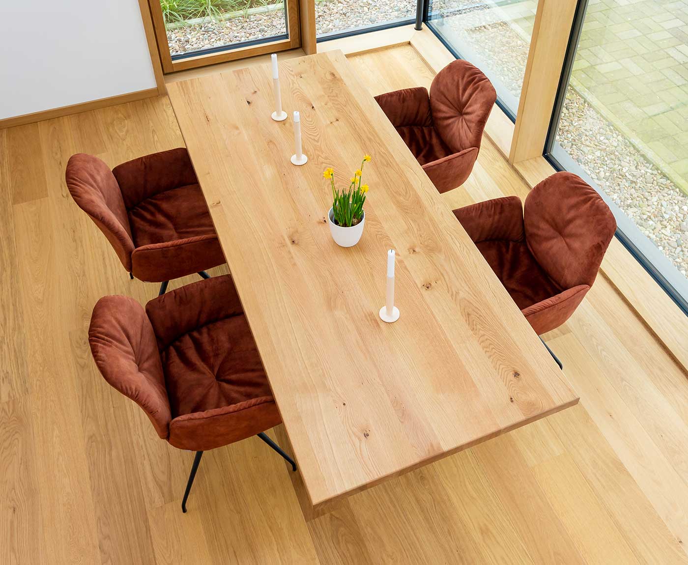 Tischplatte Eiche nach Maß mit vier roten Stühlen