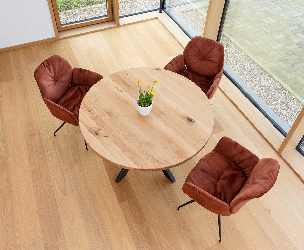 Runde Tischplatte Eiche Astig mit drei roten Stühlen