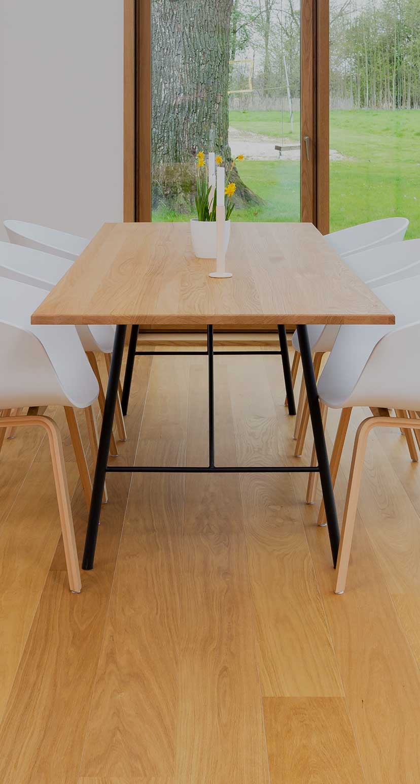 Tischplatte Eiche Massivholz mit weißen Stühlen