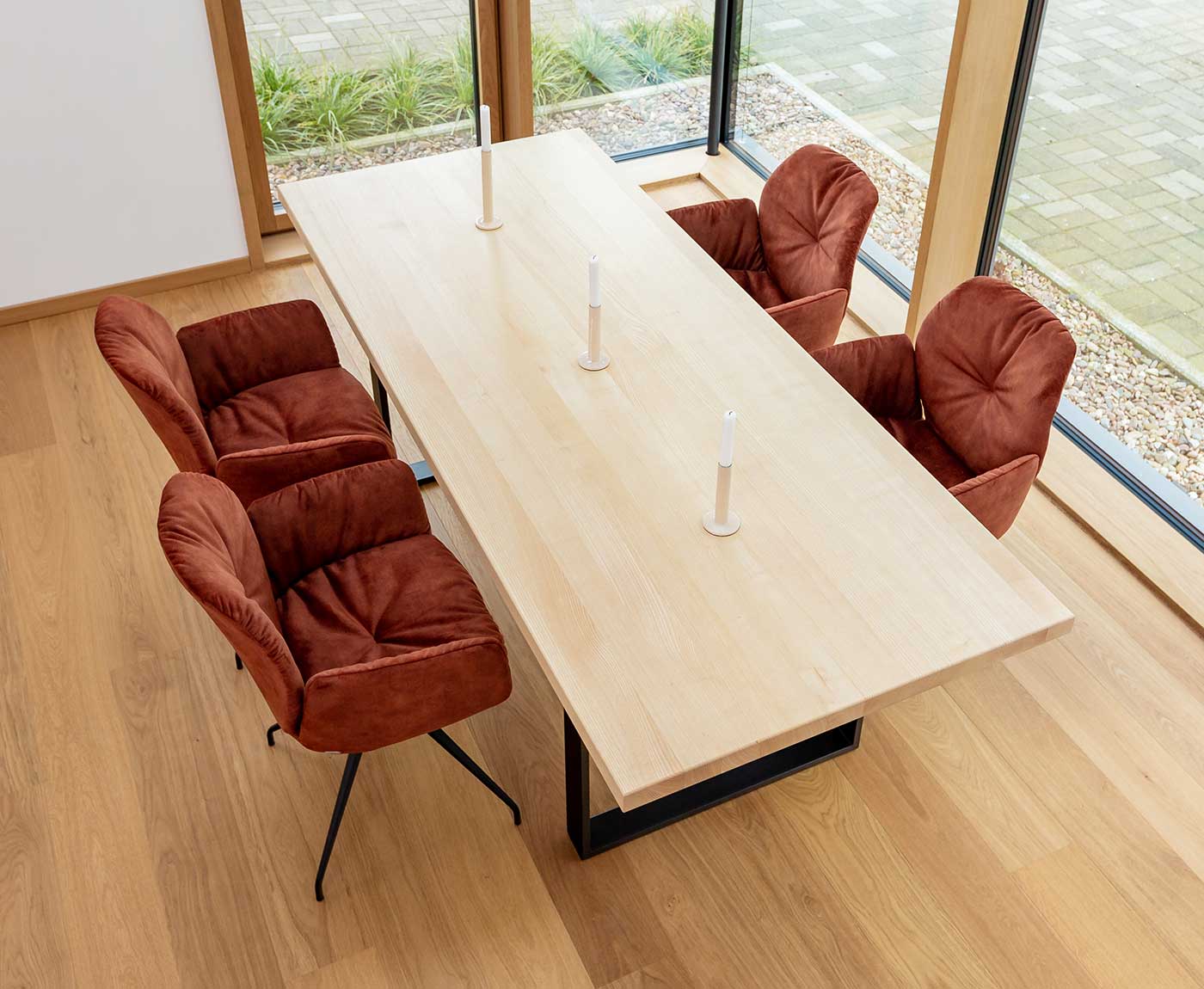 Tischplatte Esche Massivholz mit Deko und vier roten Stühlen