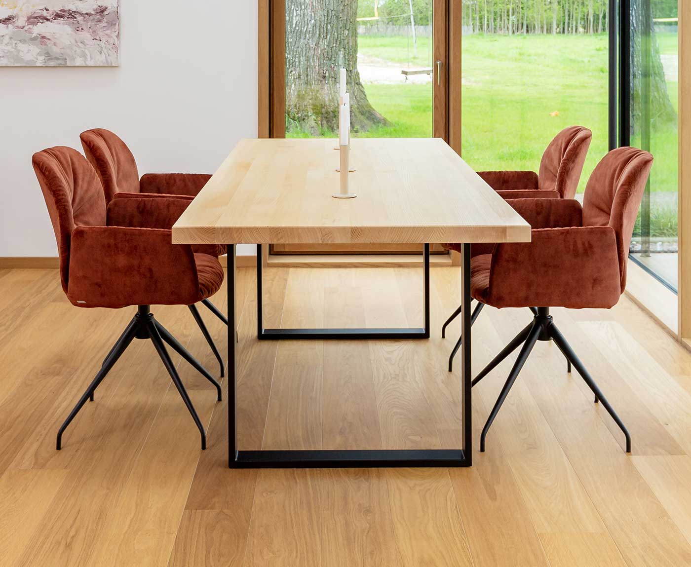 Tischplatte Esche Massivholz mit Deko und vier roten Stühlen