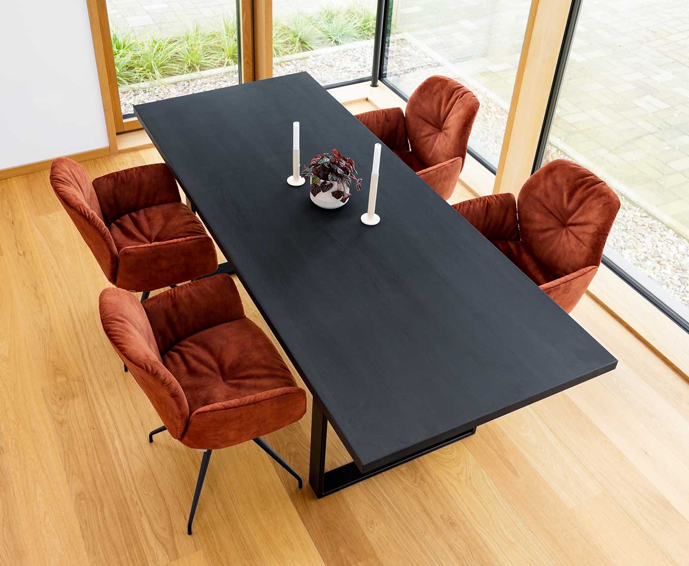Schwarze Tischplatte mit Gestell und vier Stühlen