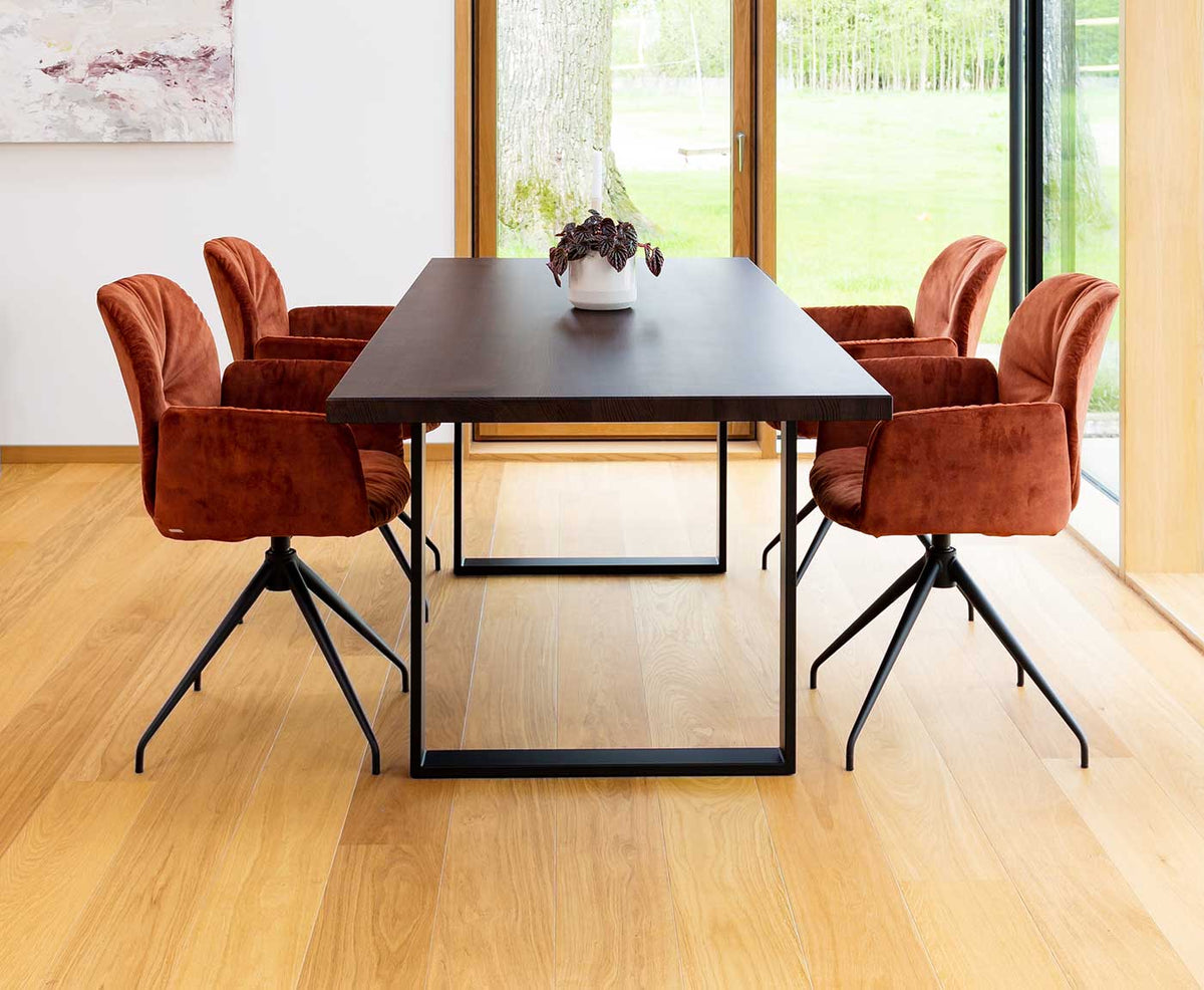 Tischplatte Walnuss von vorne mit Deko und Stühlen