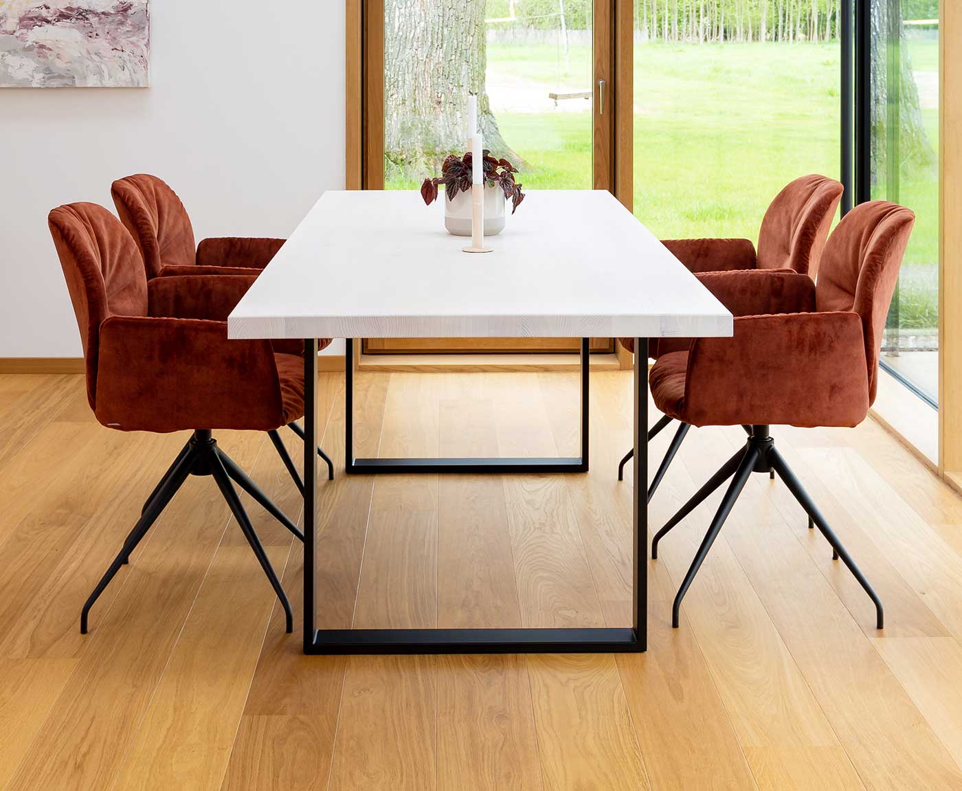 Weiße Tischplatte mit vier roten Stühlen