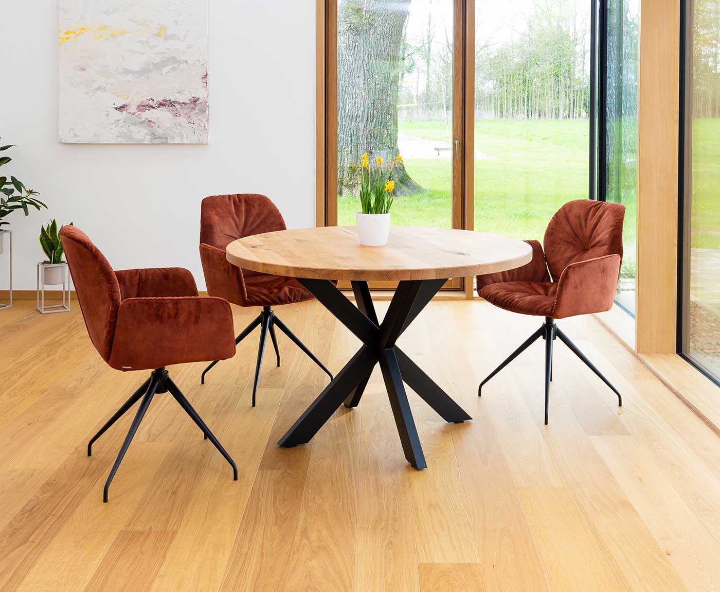 Runde Tischplatte Eiche Astig mit drei Stühlen und Deko