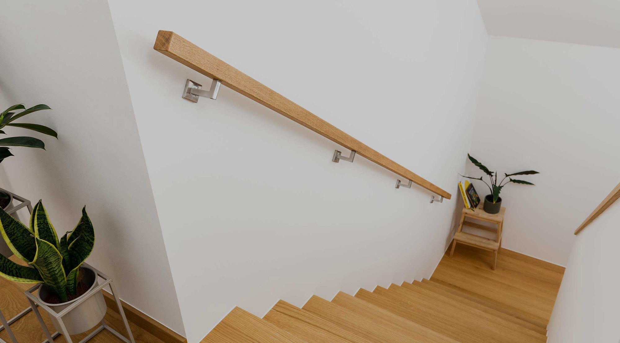 Treppe mit Handlauf in Quadrat-Form in Eiche