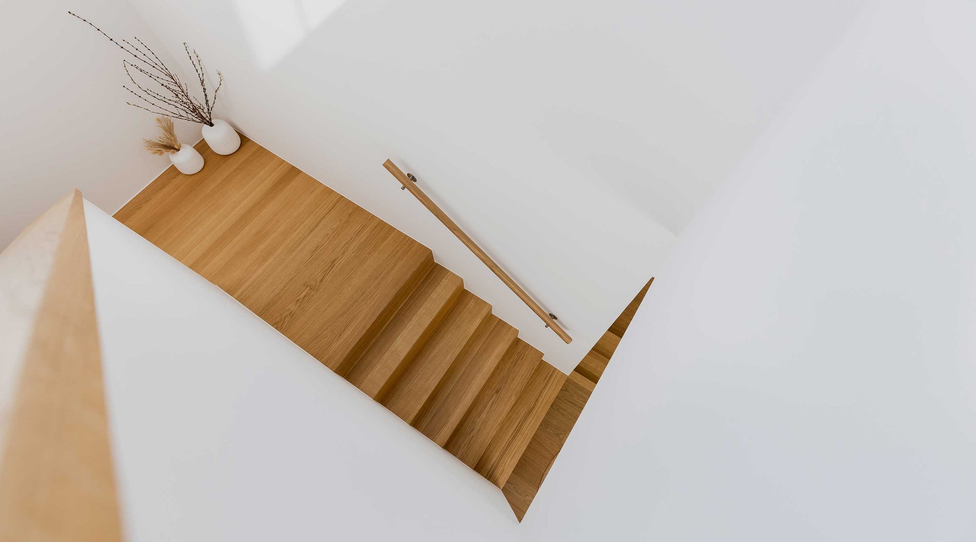 Treppenaufgang um die Ecke mit Handlauf aus Holz