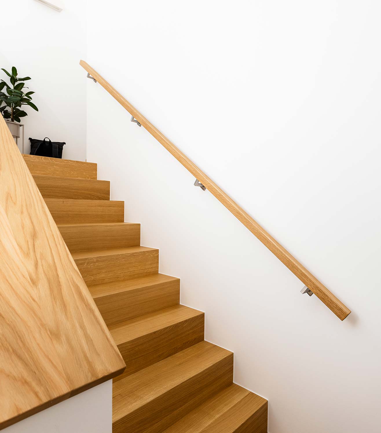 Treppe mit langem Handlauf in Quadrat-Form