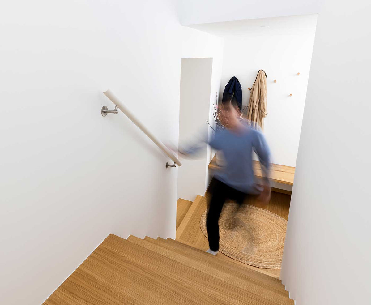 Person bei der Nutzung des Handlaufs sowie der Treppe