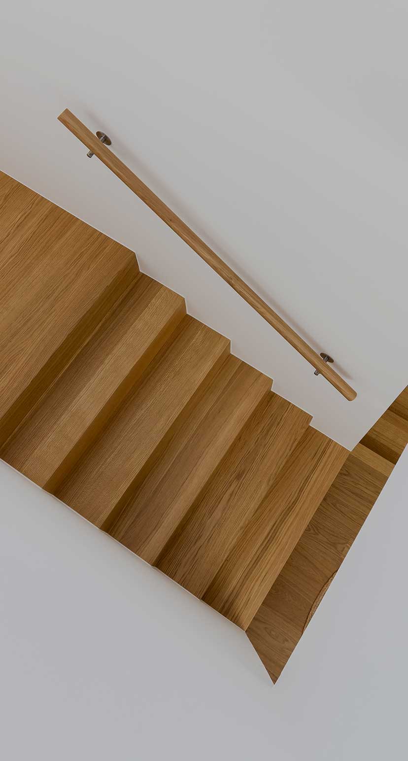 Treppenaufgang um die Ecke mit Handlauf aus Holz