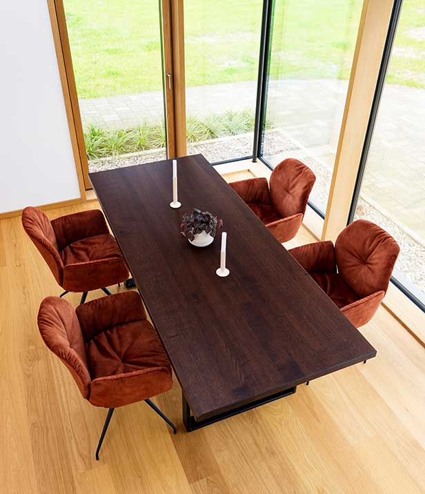 Tischplatte Walnuss mit Deko und vier roten Stühlen