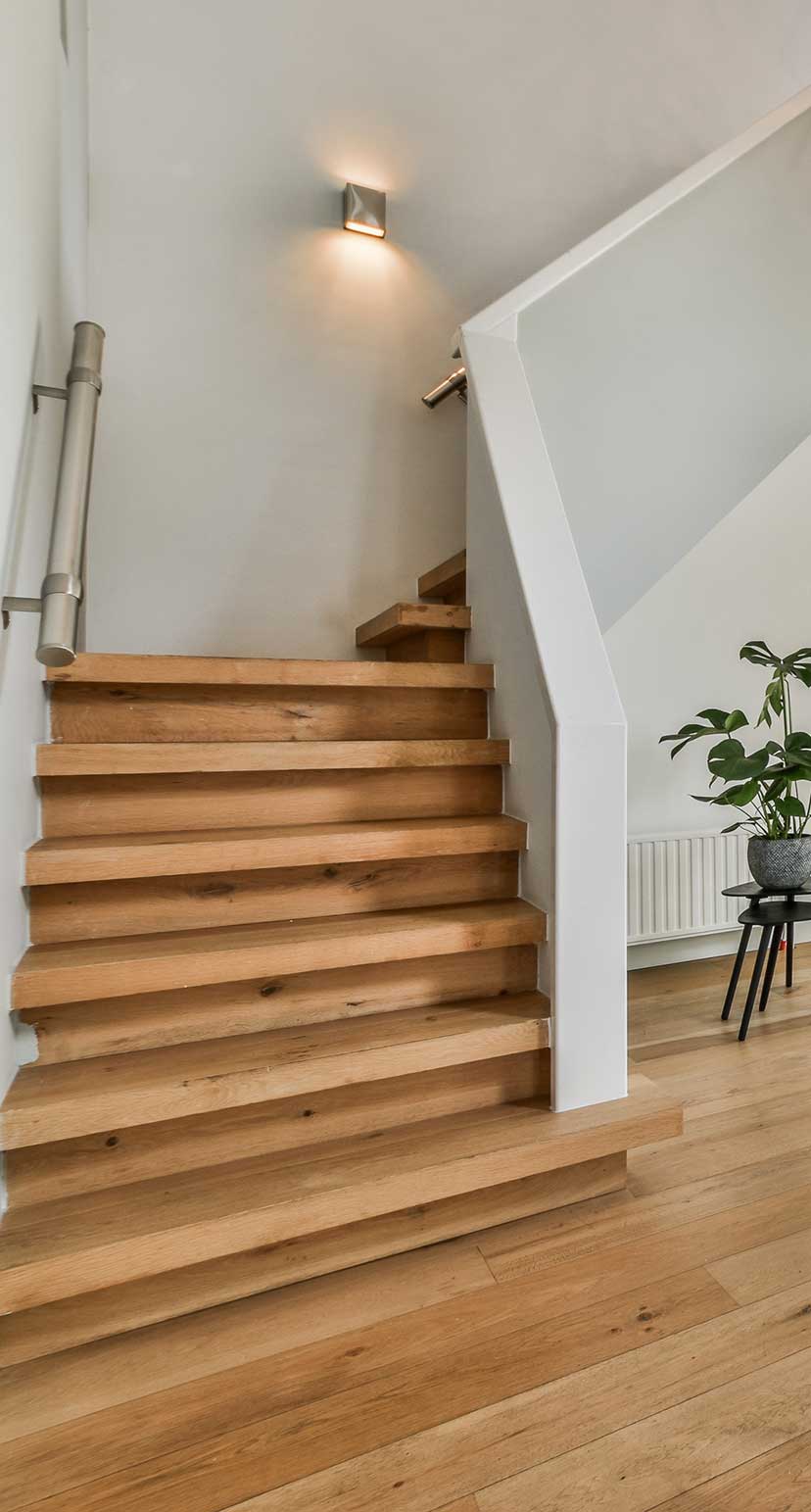Holztreppe im Wohnzimmer mit Handlauf Edelstahl