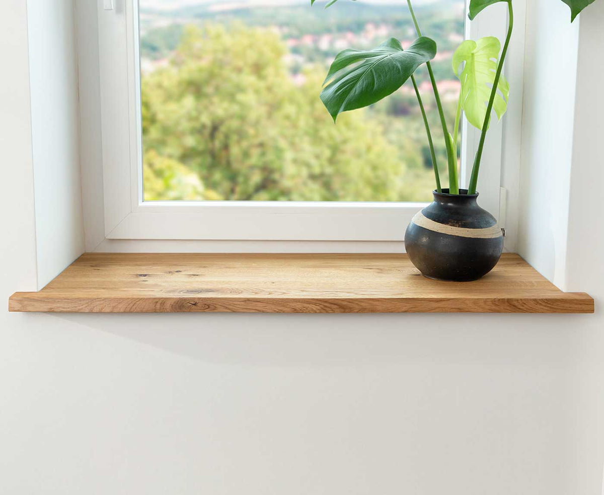 Fensterbank Eiche Astig mit Baumkante im Fensterrahmen und Deko