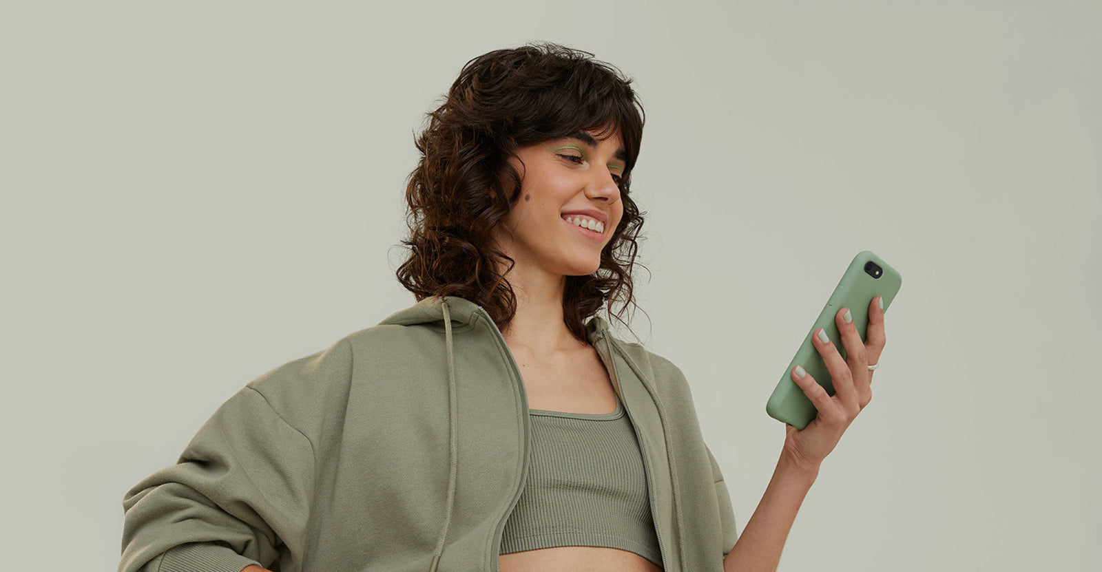 Junge Frau mit Smartphone in der Hand