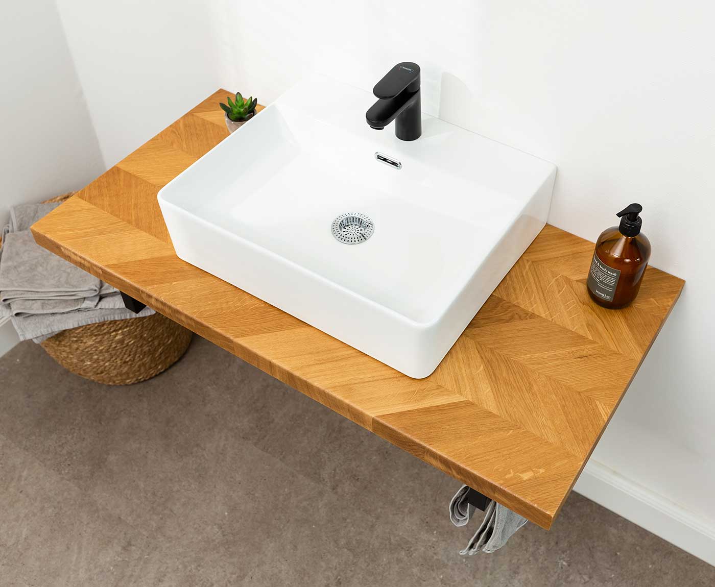 Waschtischplatte Fischgrät mit Waschbecken und Seifenspender