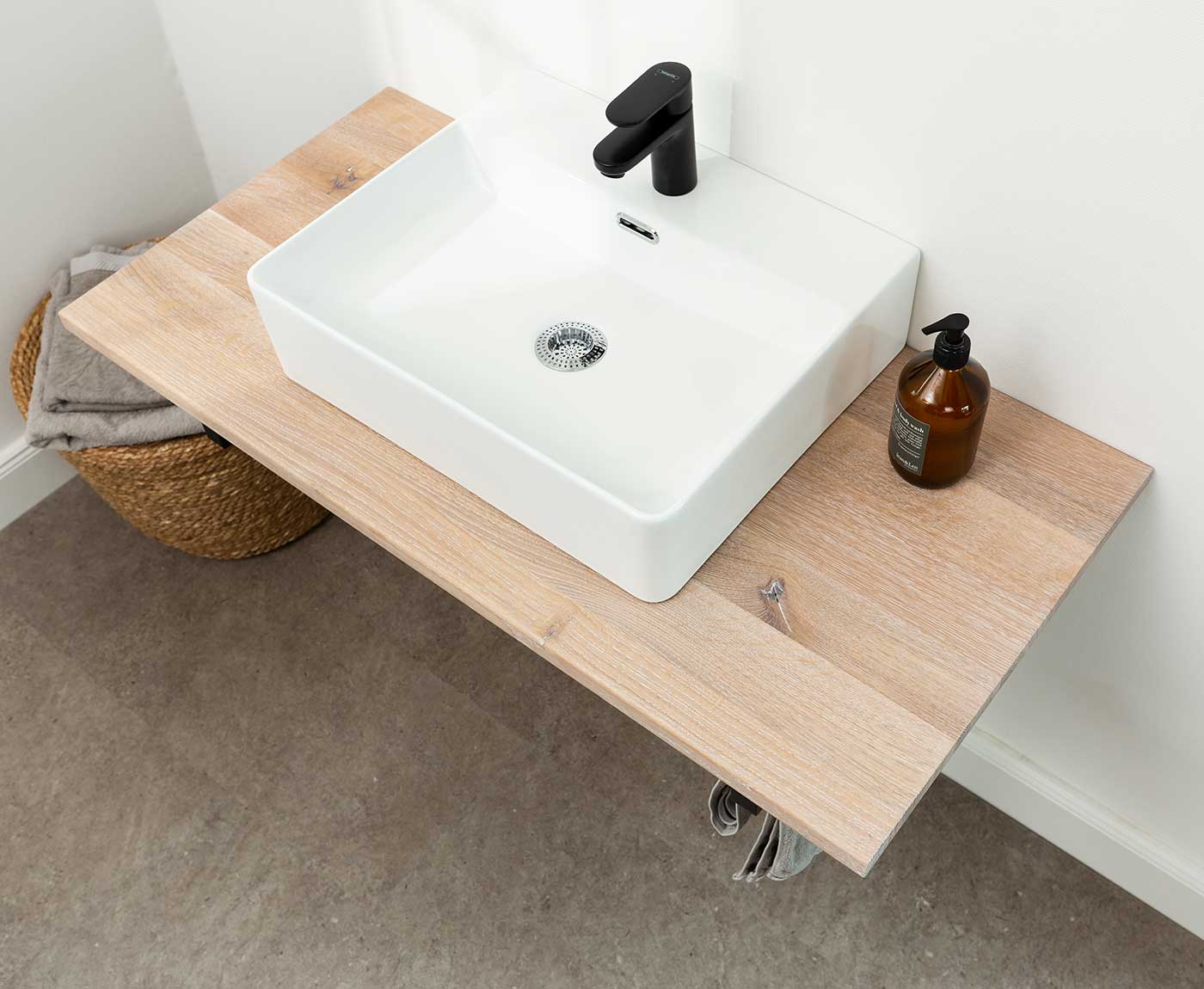 Leicht weiße Waschtischplatte Eiche mit Waschbecken und Deko.