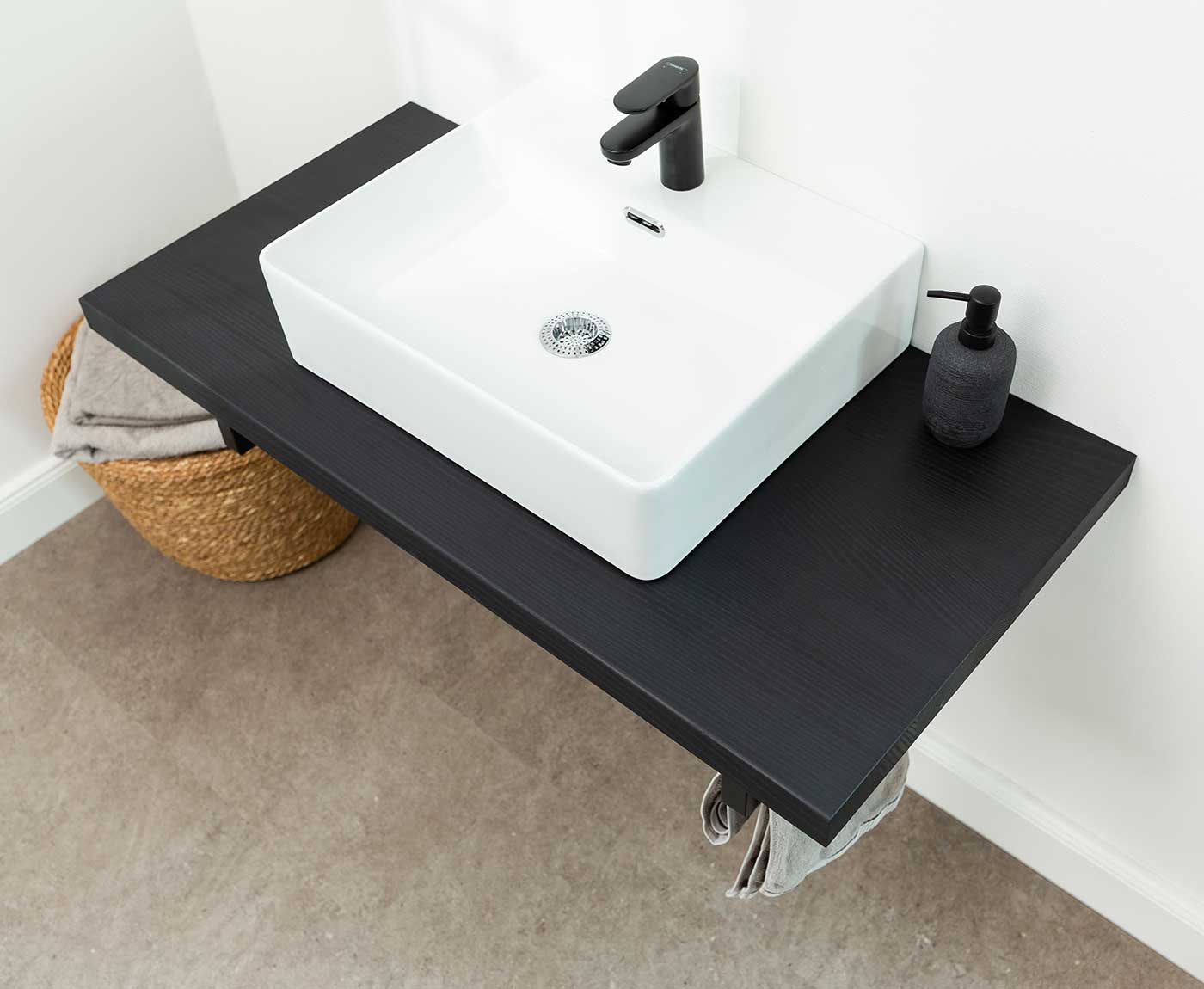 Schwarze Waschtischplatte Esche mit Waschbecken im Bad