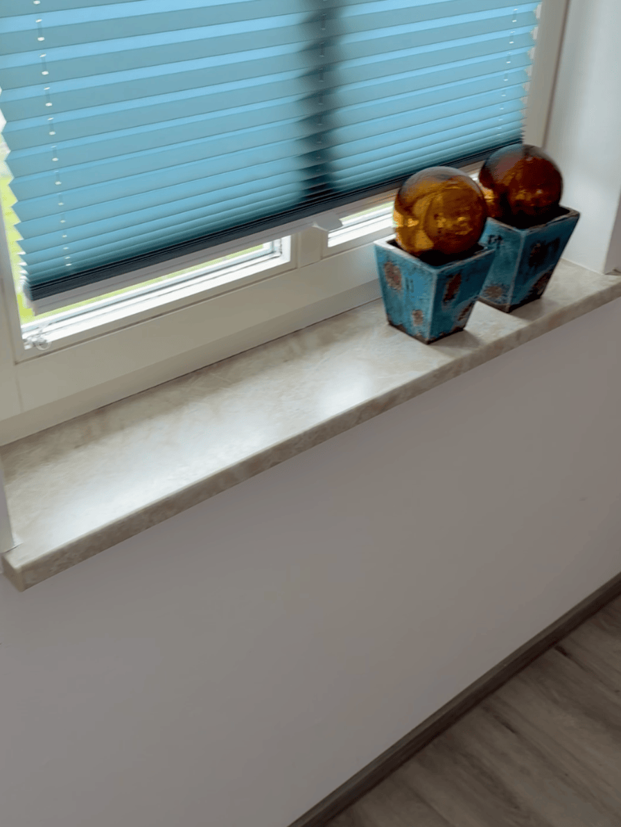 Alte-Fensterbank-vor-Renovierung-mit-Aufsatzfensterbank