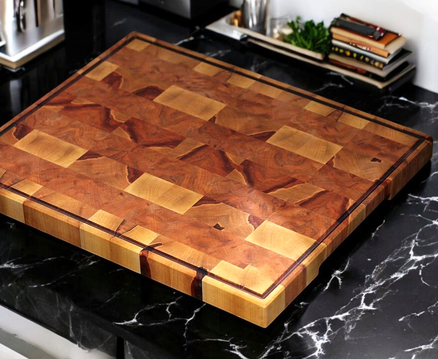 Stirnholz Schneidebrett aus Apfelbaum auf schwarzer Küchenzeile.