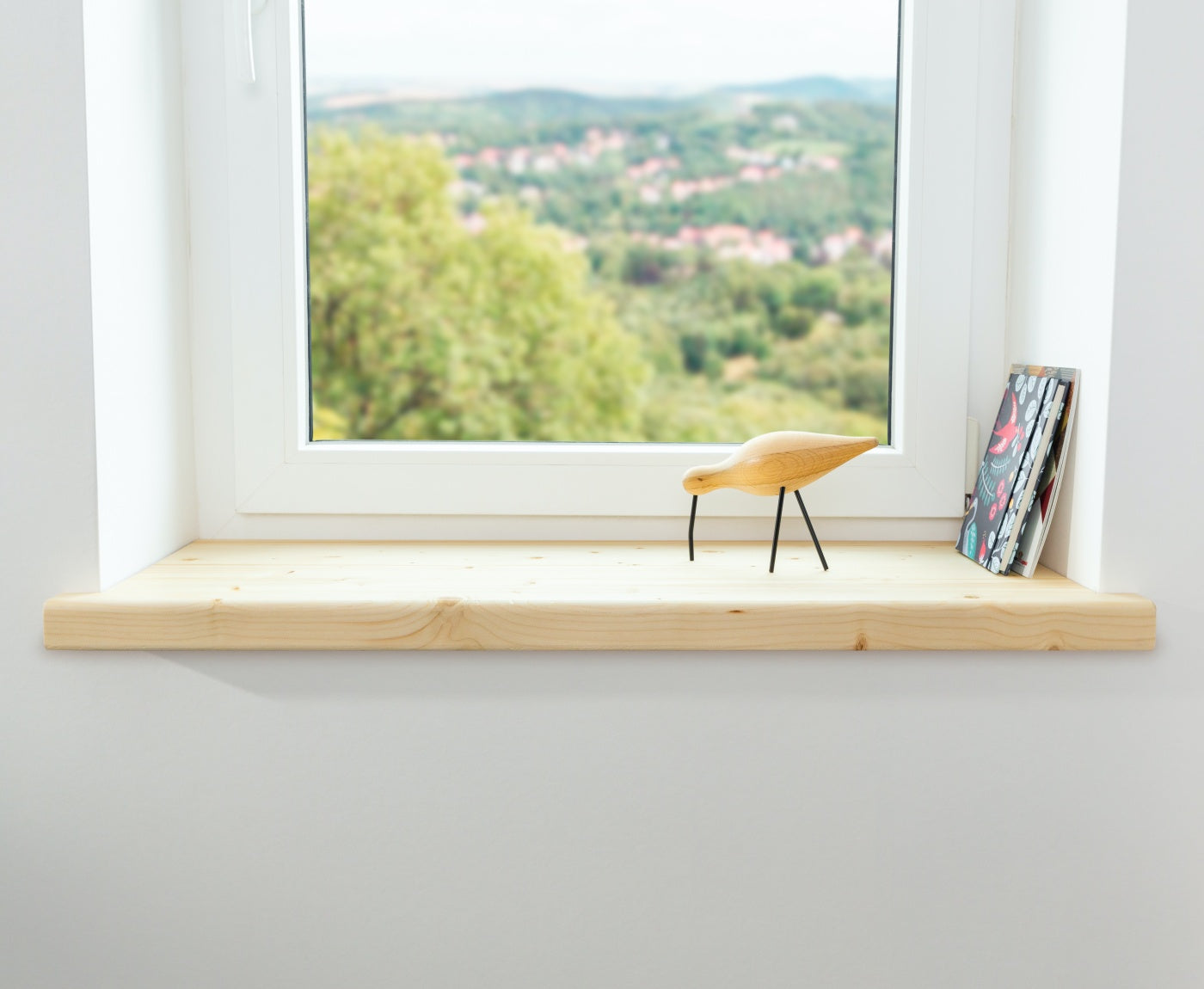 Helle Aufsatzfensterbank aus Fichte, verdeckt alte Fensterbank im Innenbereich vollständig. 