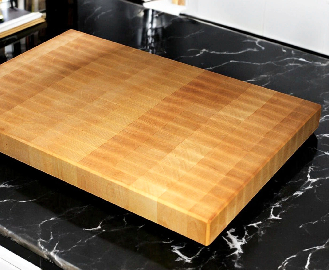 Schneidebrett Stirnholz aus Birke auf Arbeitsfläche.