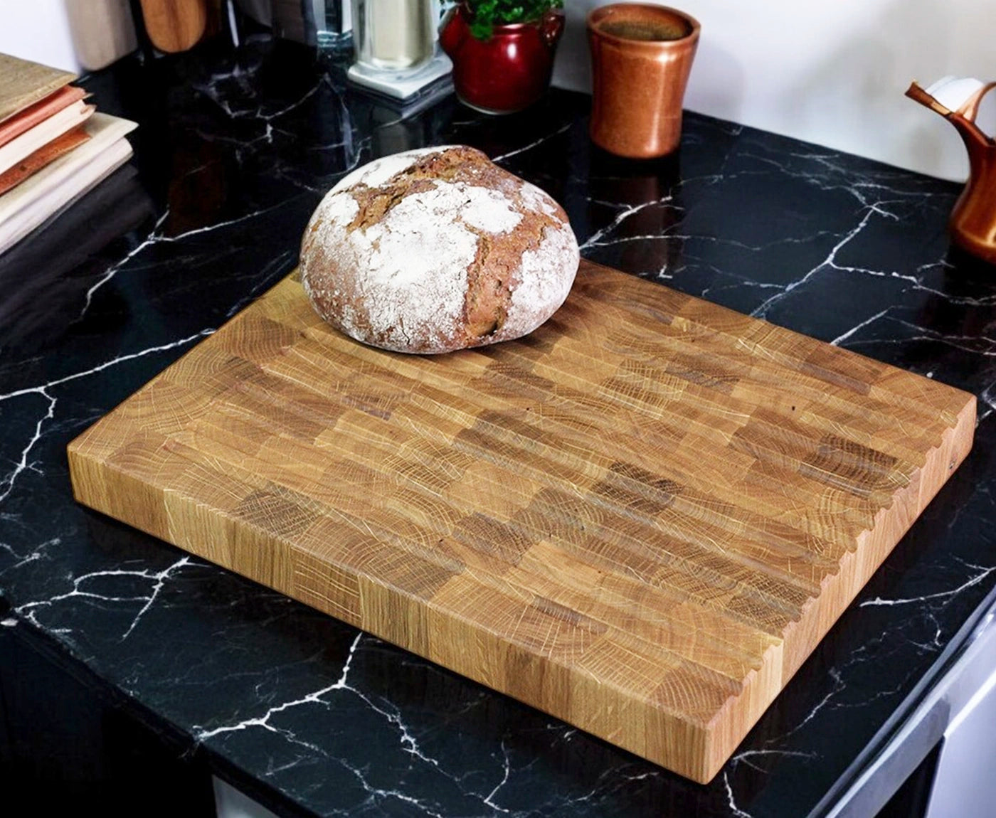 Stirnholz Brotschneidebrett aus Eiche mit Brotlaib auf Küchenzeile.