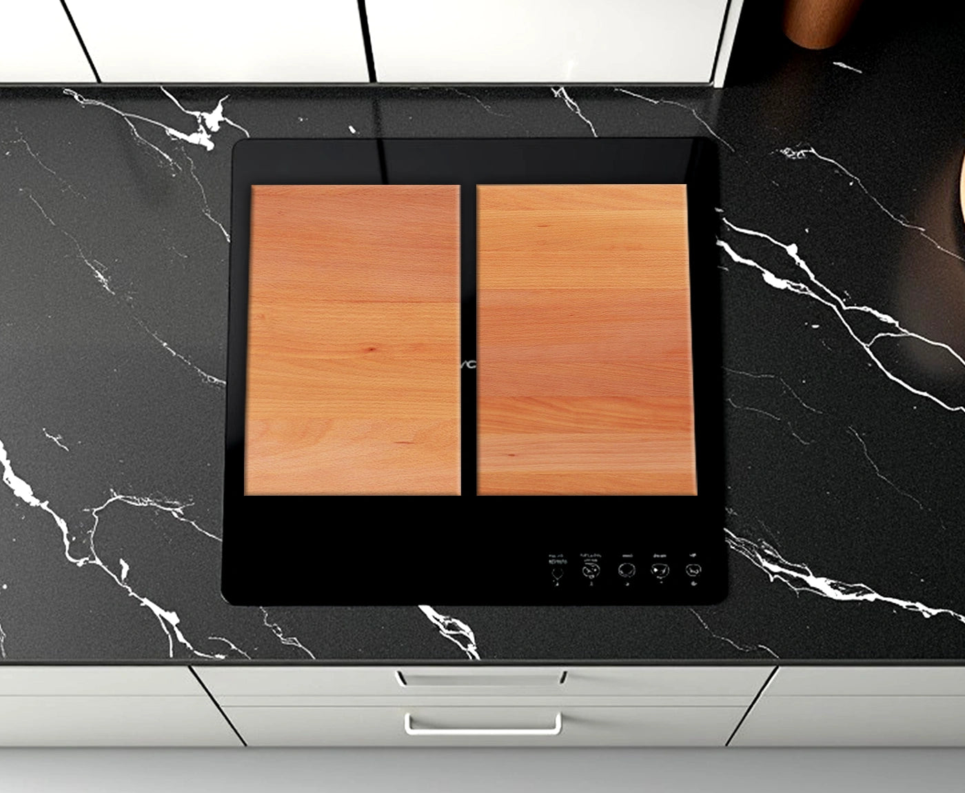 Zweiteilige Kochfeldabdeckung aus Buche auf Cerankochfeld.