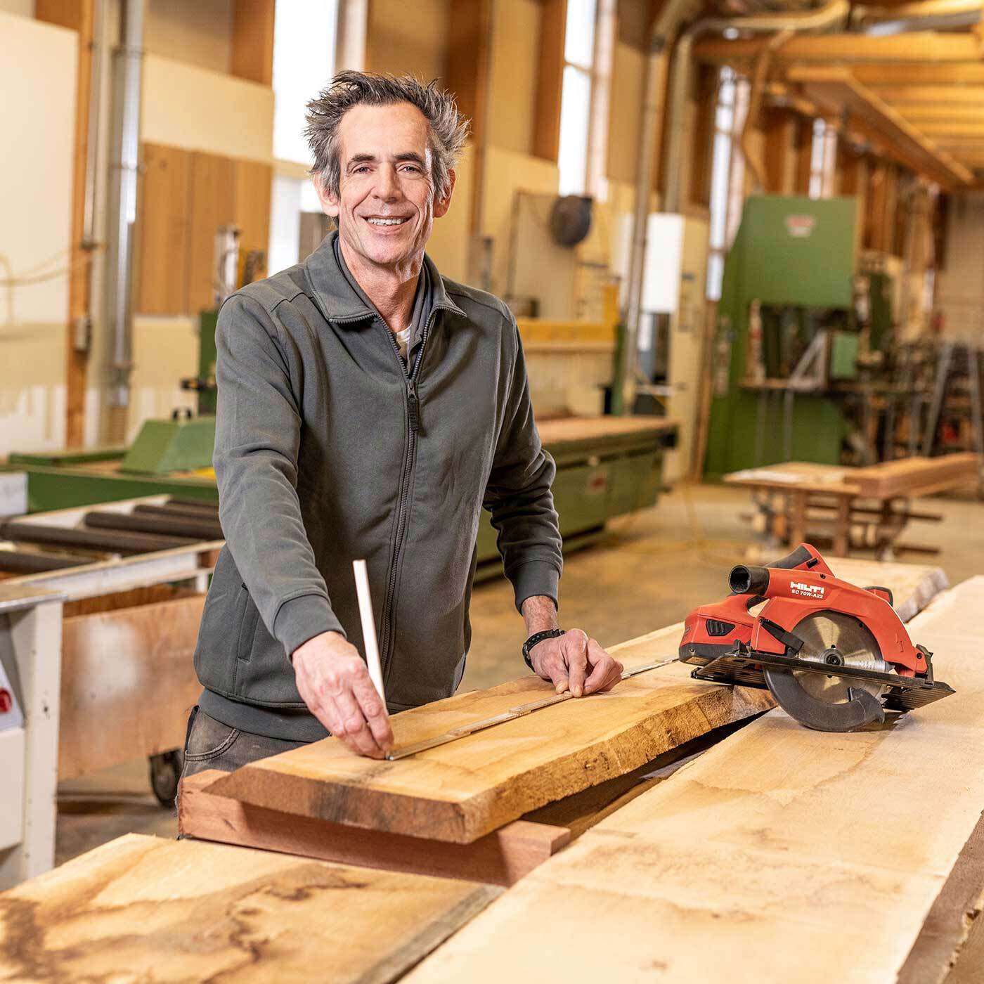 Eichenbohlen werden nach Mass geschnitten