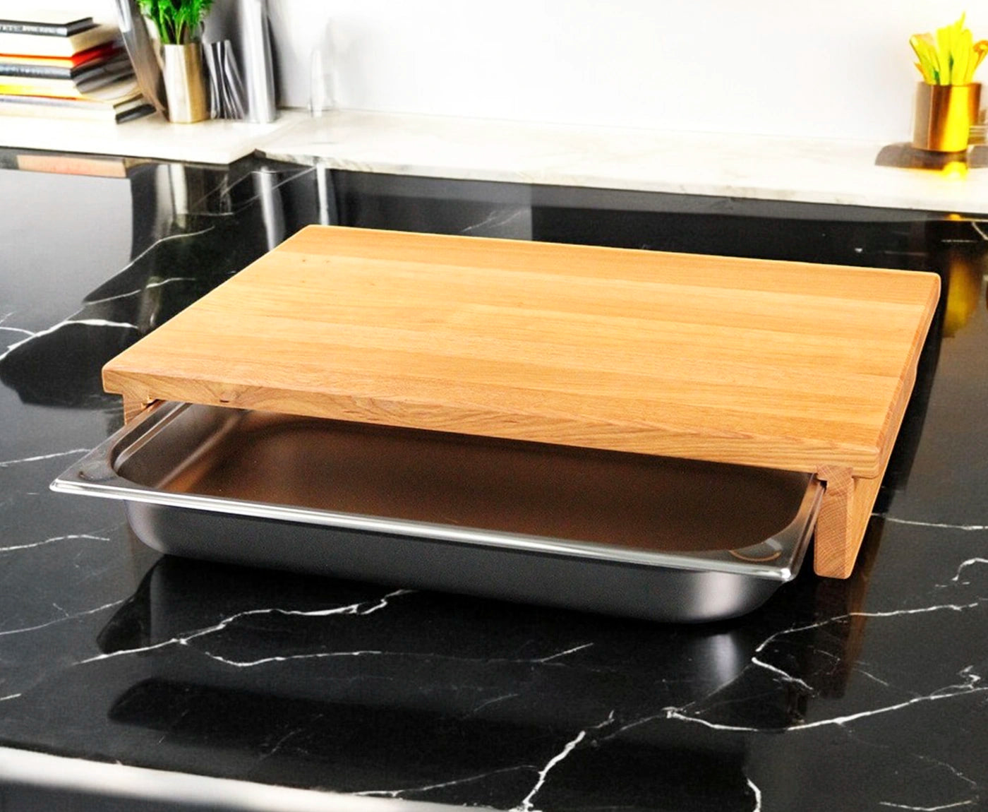 Schneidebrett mit Auffangschale aus Eiche auf Küchenarbeitsplatte.