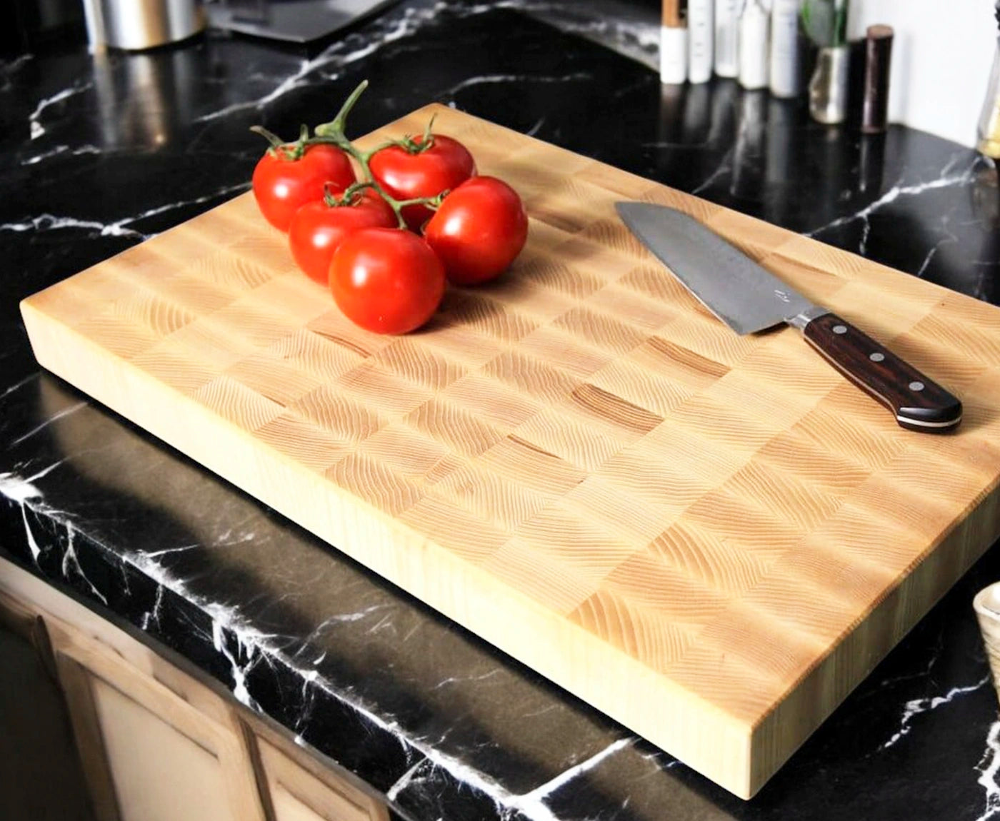 Stirnholz Schneidebrett aus Esche, mit Tomaten und Messer.