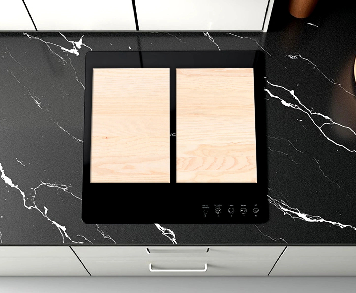 Zweiteilige Kochfeldabdeckung aus Esche auf Cerankochfeld.