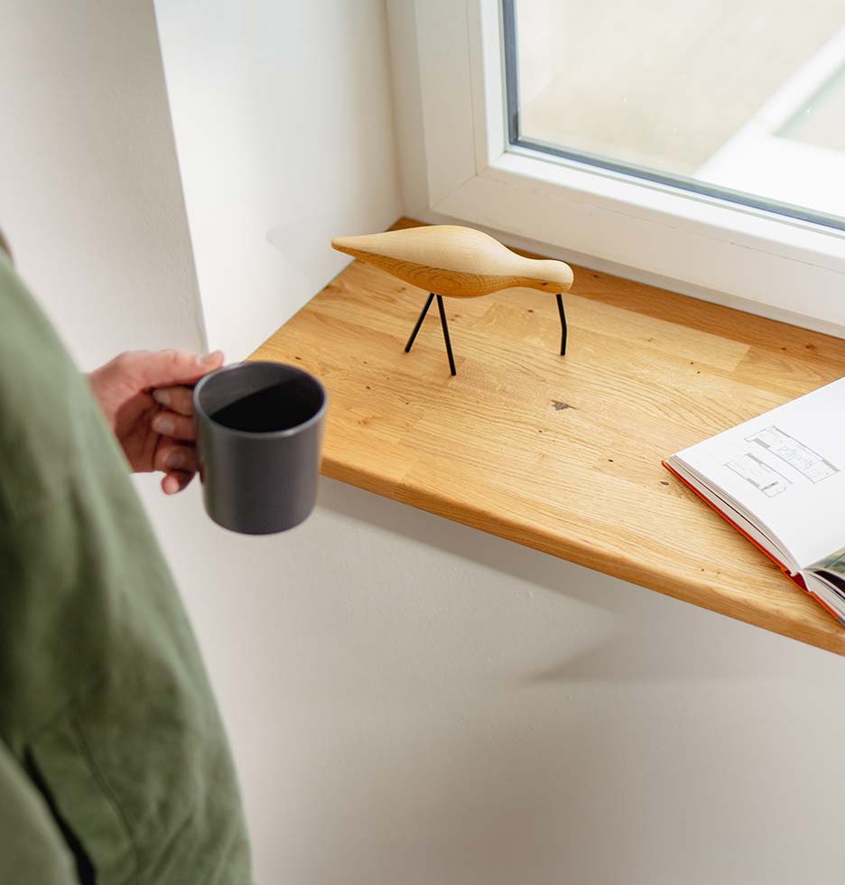 Fensterbank Eiche mit Person und Deko