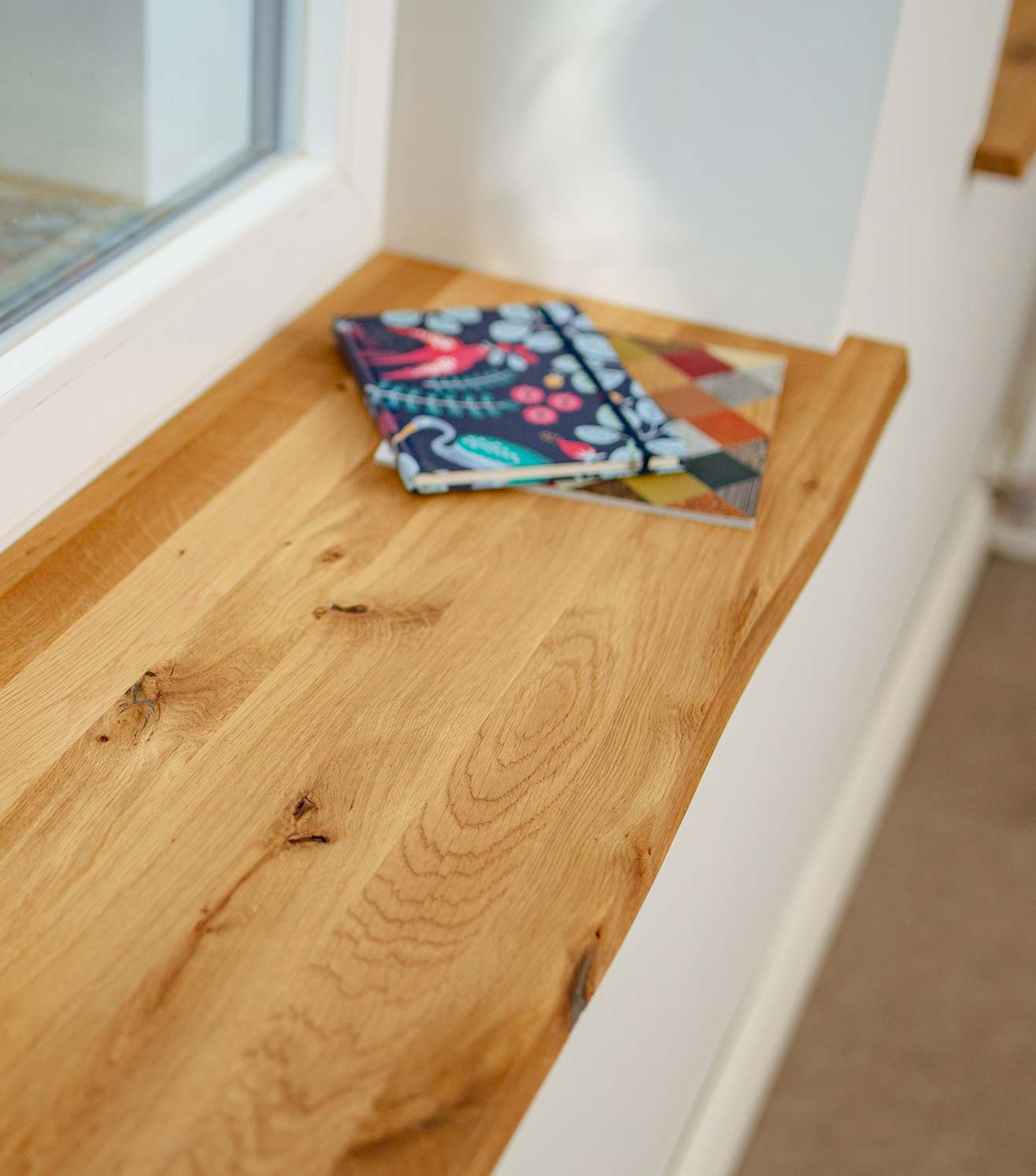 Fensterbank Eiche mit Ästen und Baumkante