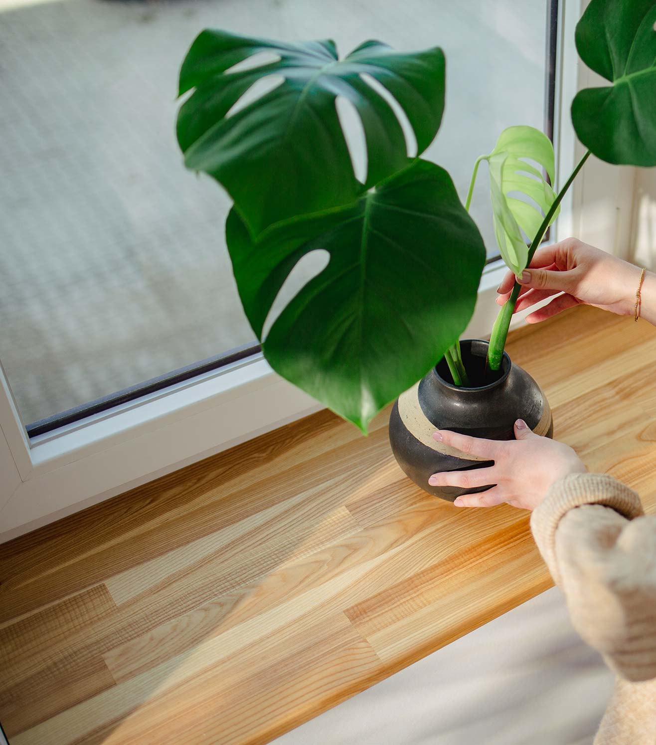 Fensterbank Esche Mosaik mit Deko und Person
