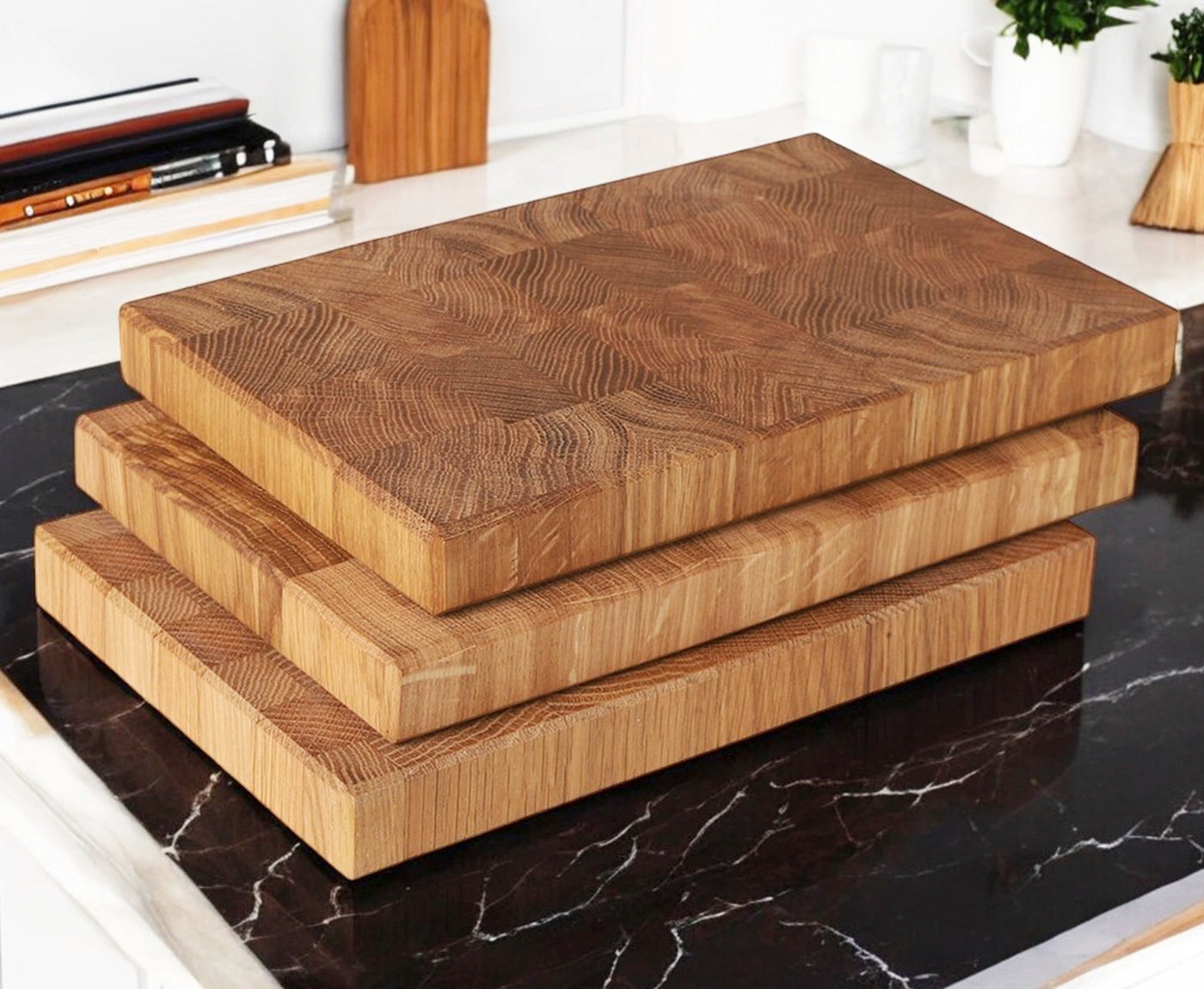 Drei Stirnholz Brotzeitbretter, Frühstücksbretter aus Eiche auf schwarzer Küchenzeile.