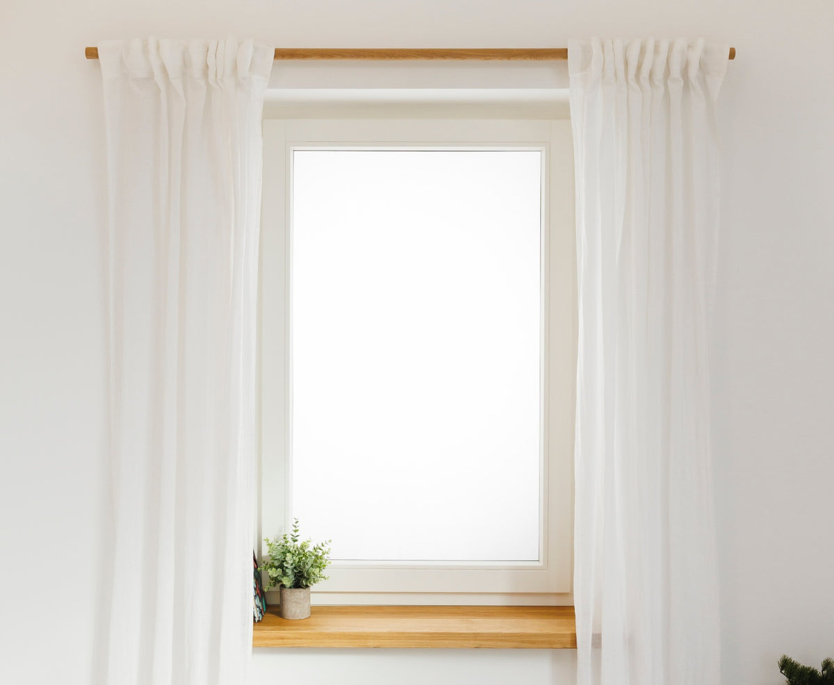 Fenster mit Gardinenstange Eiche und Fensterbank Eiche mit Pflanzen und weißen Vorhängen