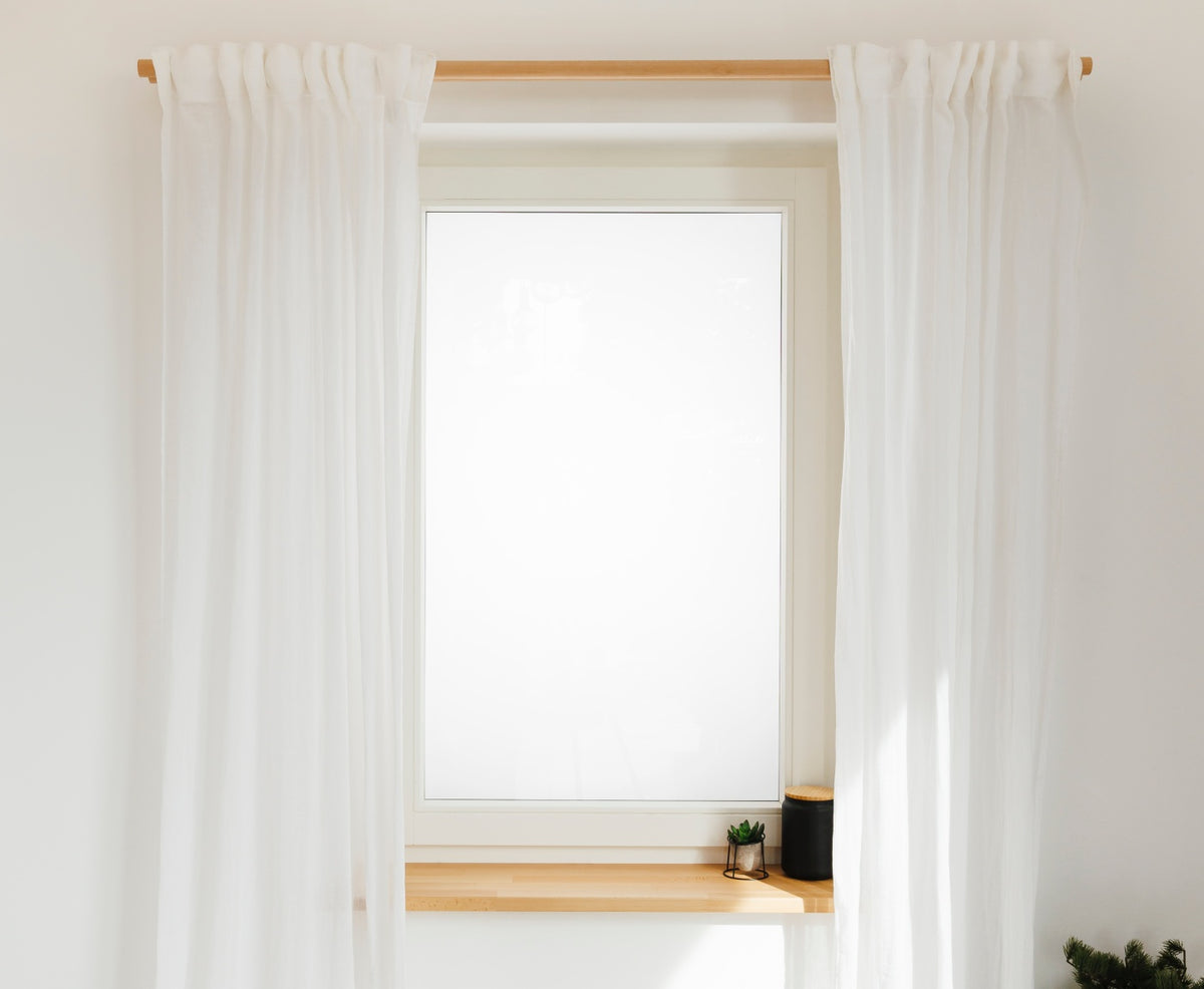 Fenster mit Fensterbrett aus Buche mit Dekoration und weißen Vorhängen an Gardinenstange aus Buche Massivholz