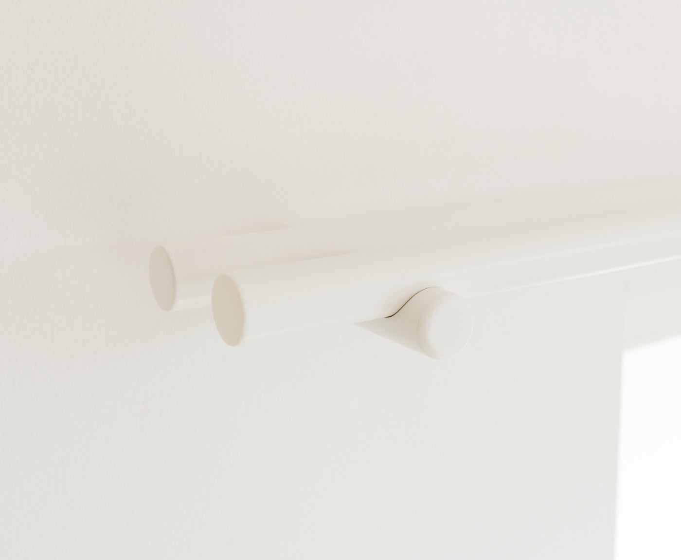 Nahaufnahme von Enden der doppelten Gardinenstange weiß aus Buche massiv