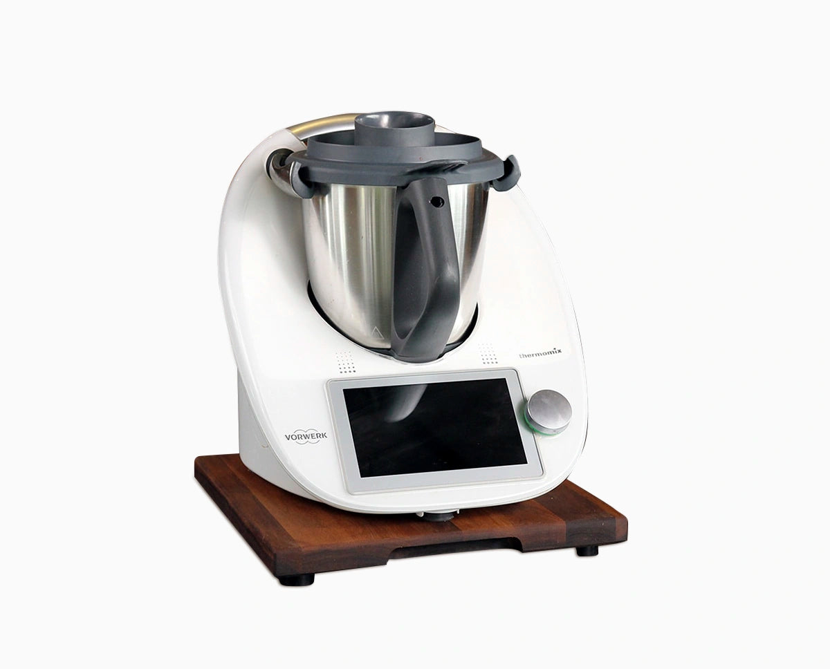 Gleitbrett Nussbaum mit Griffmulde, sowie Thermomix.