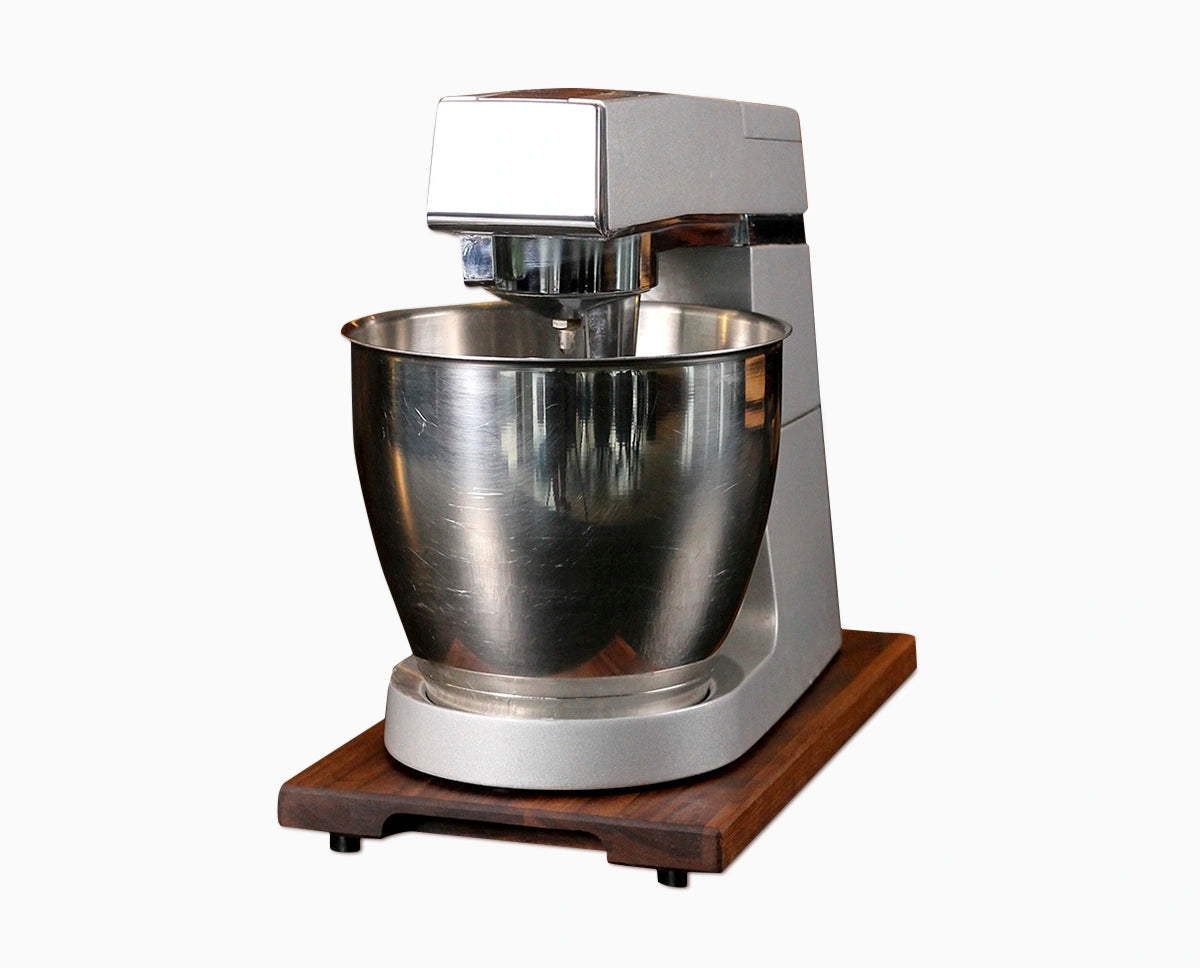 Gleitbrett aus Nussbaum mit Kenwood Küchenmaschine.