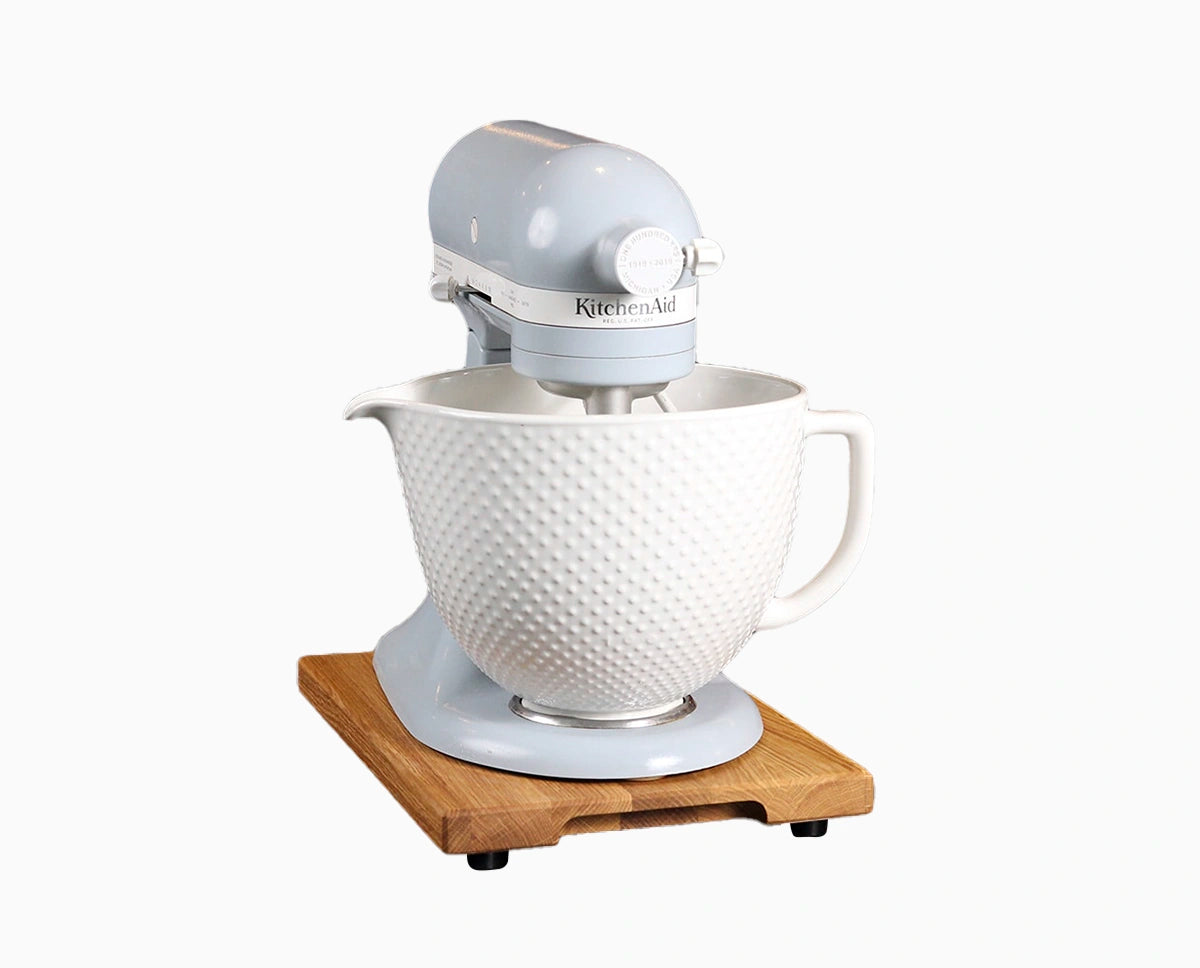 Gleitbrett mit KitchenAid aus Eiche und Griffmulde.