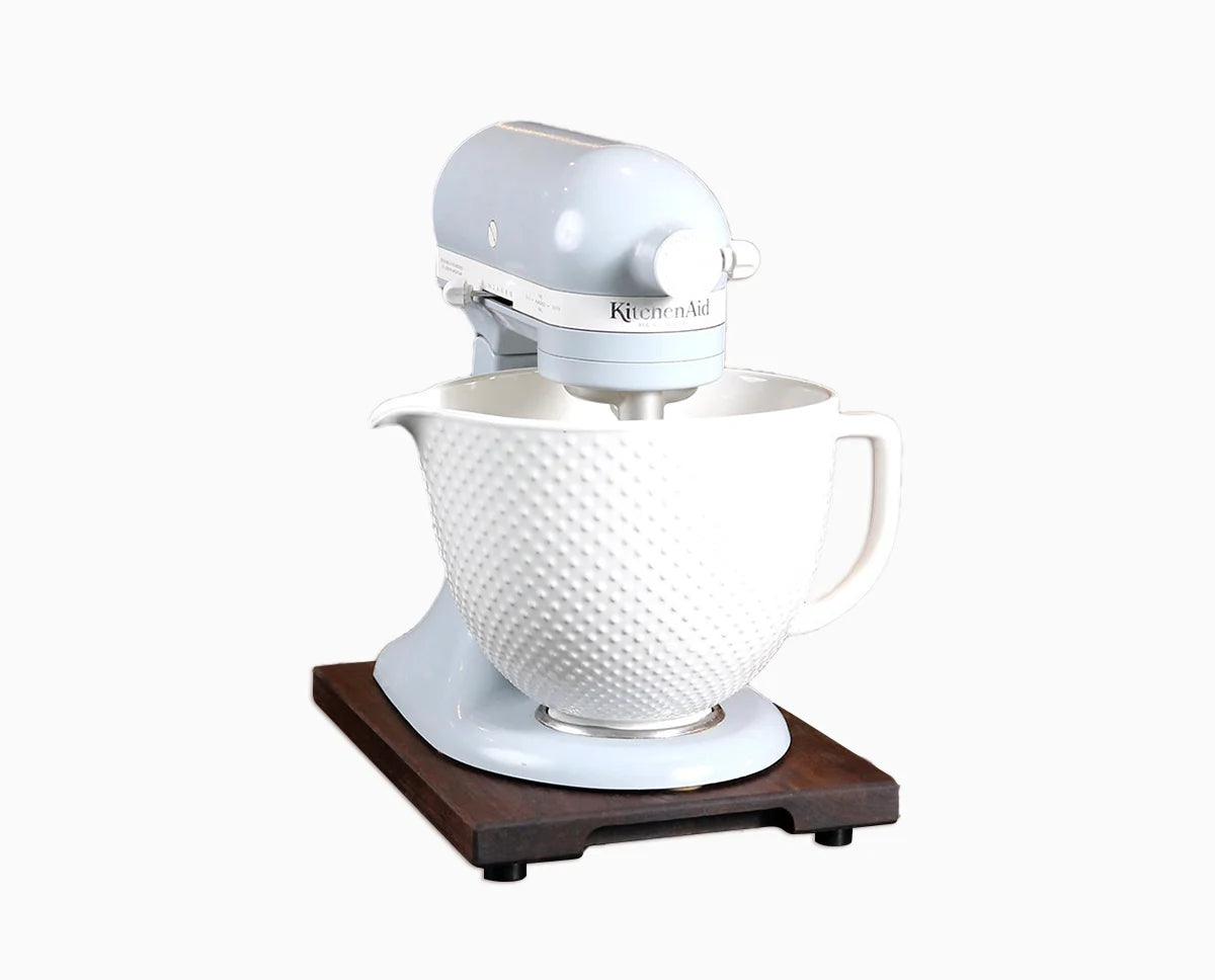 Gleitbrett Nussbaum mit KitchenAid vor weißem Hintergrund