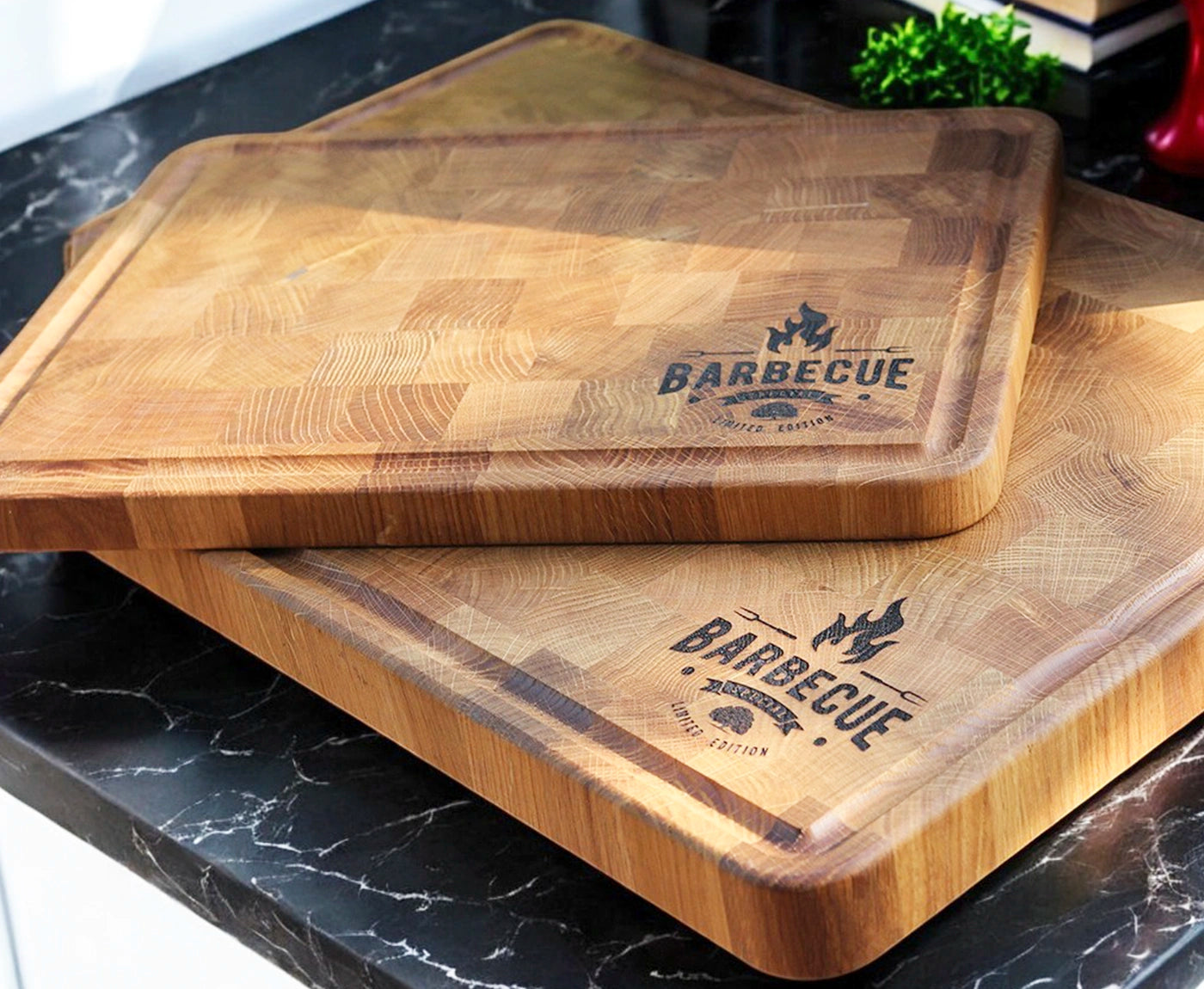 Grillbrett groß und klein aus Stirnholz mit graviertem Grillmotiv.