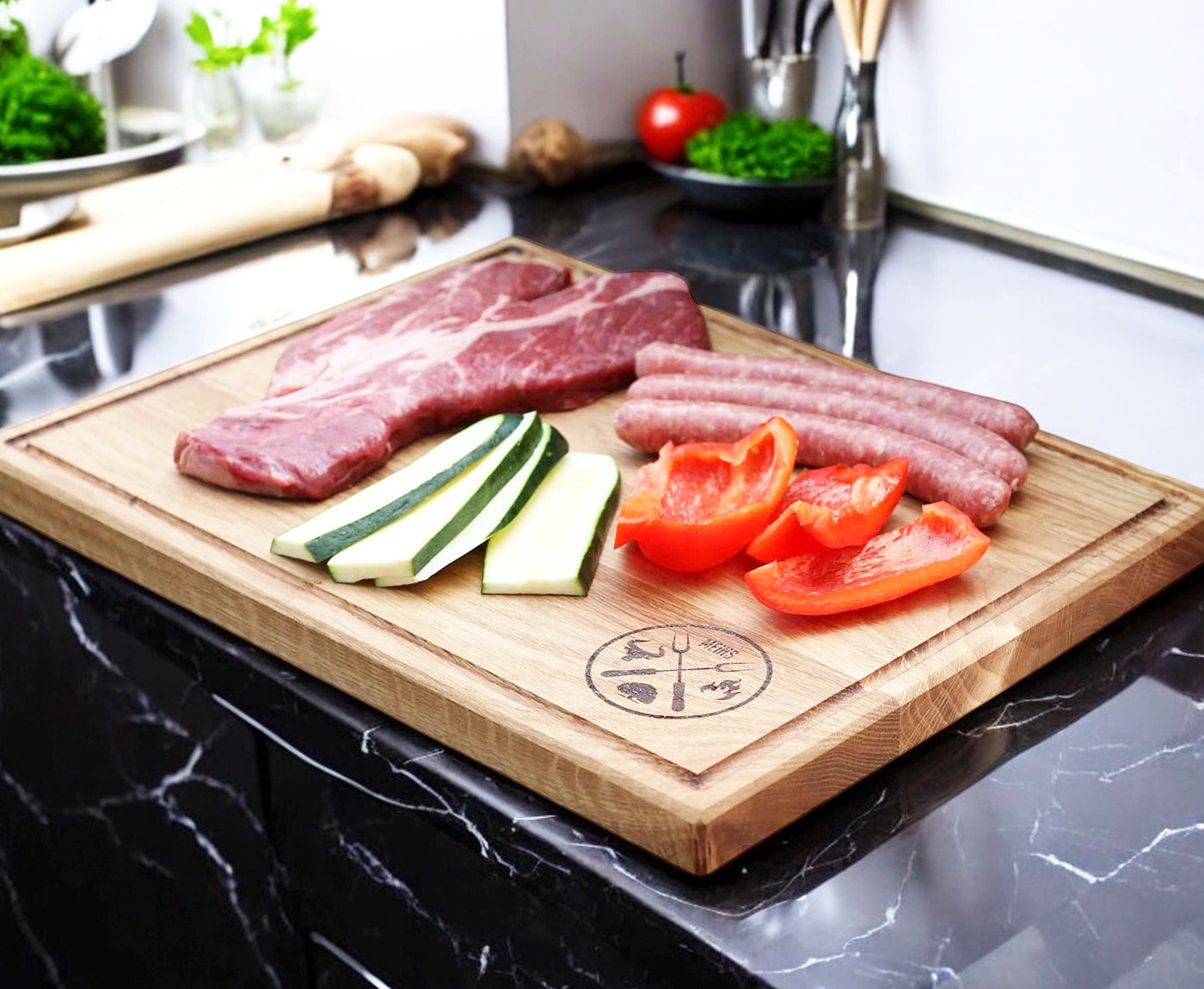 Grillbrett mit Gravur, Saftrille und Grillgut auf Küchenzeile