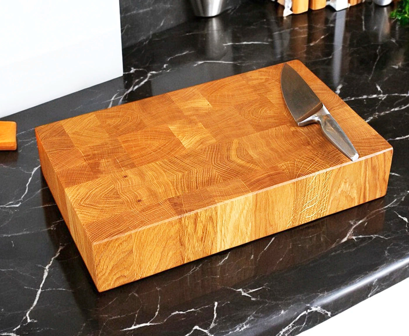 Massiver Stirnholz Hackblock Eiche mit Edelstahlmesser. 